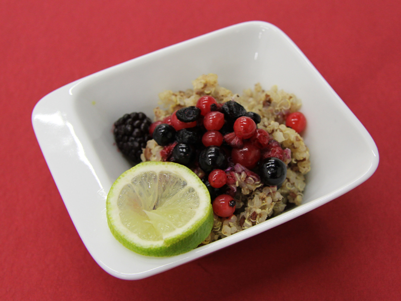 Quinoa dezert s bobulovým ovocem